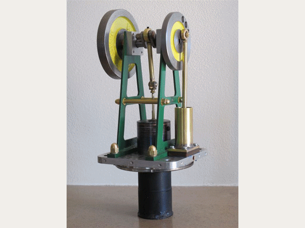 Maquette de moteur Stirling réalisée d'après les plans de la revue système D 
	de 1943.